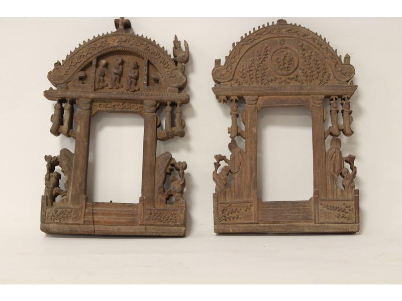 PAIRE DE PETITES FACADES DE TEMPLE en bois...