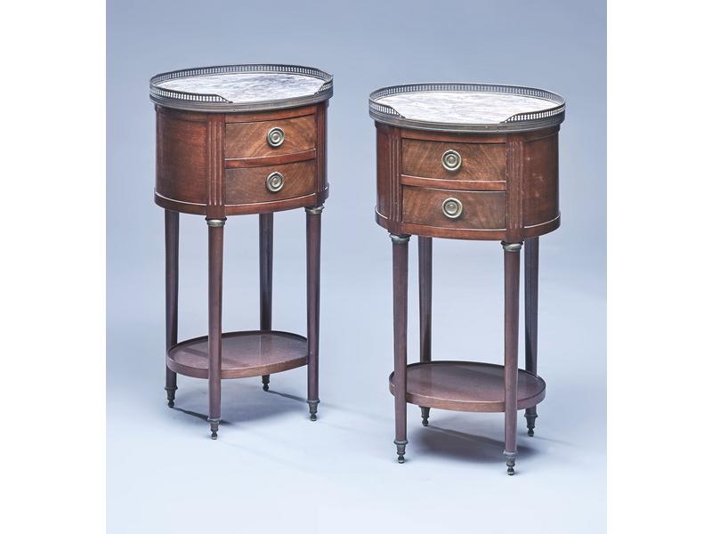 PAIRE DE TABLES DE CHEVET ovales en placage...