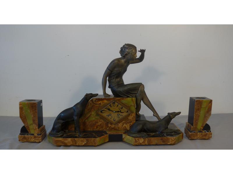 GARNITURE DE CHEMINEE en marbre noir et onyx,...