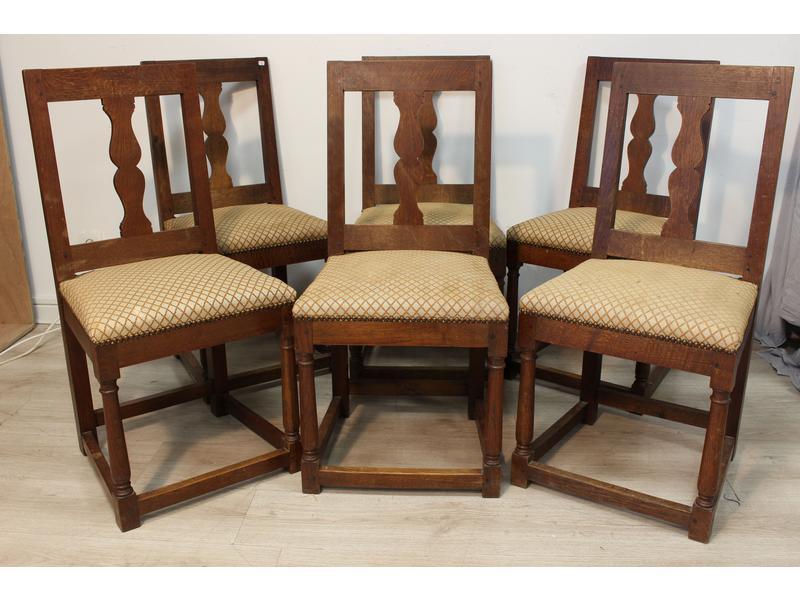 SUITE DE SIX CHAISES en chêne mouluré.