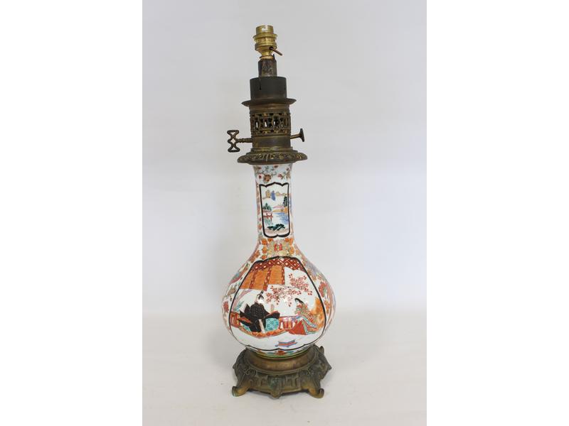 LAMPE A PETROLE formée d'un vase à haut col...