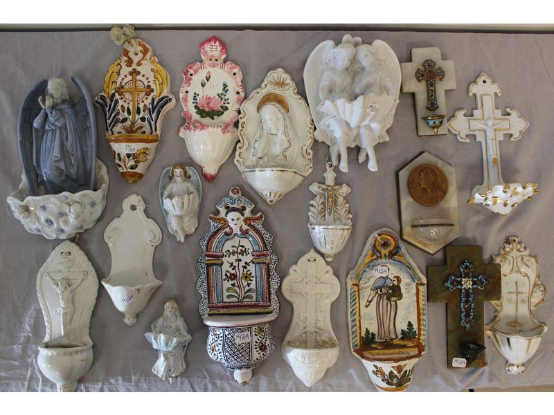 LOT DE DIX-HUITS BENITIERS en porcelaine...