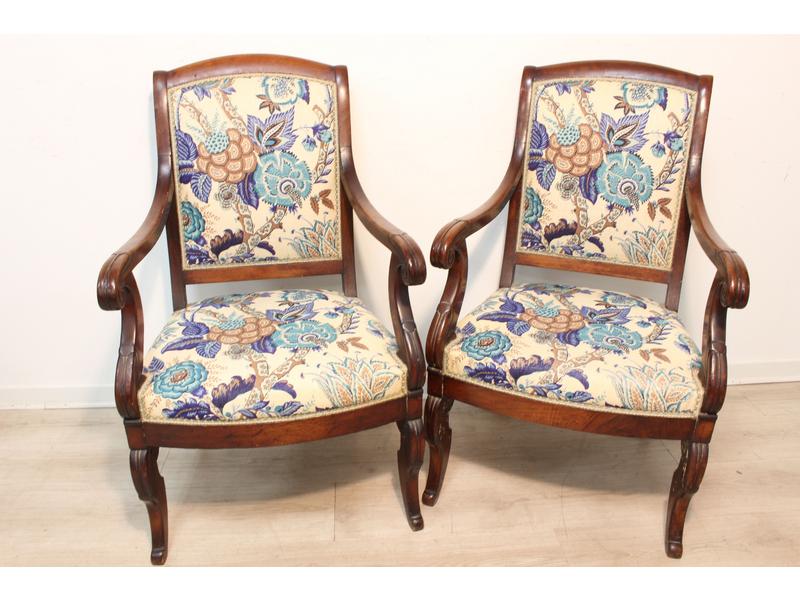 PAIRE DE FAUTEUILS en acajou et placage d'acajou,...