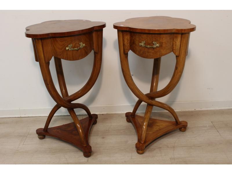 PAIRE DE TRAVAILLEUSES en bois de loupe clair...