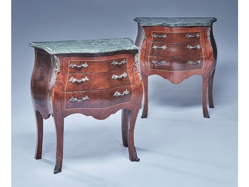 PAIRE DE PETITES COMMODES de chevet galbées...