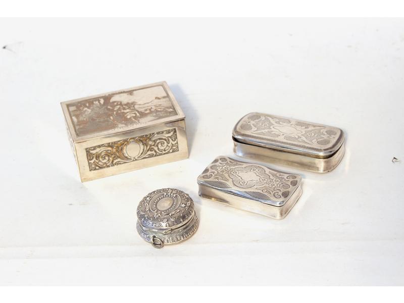 TROIS PETITES TABATIERES en argent guilloché,...