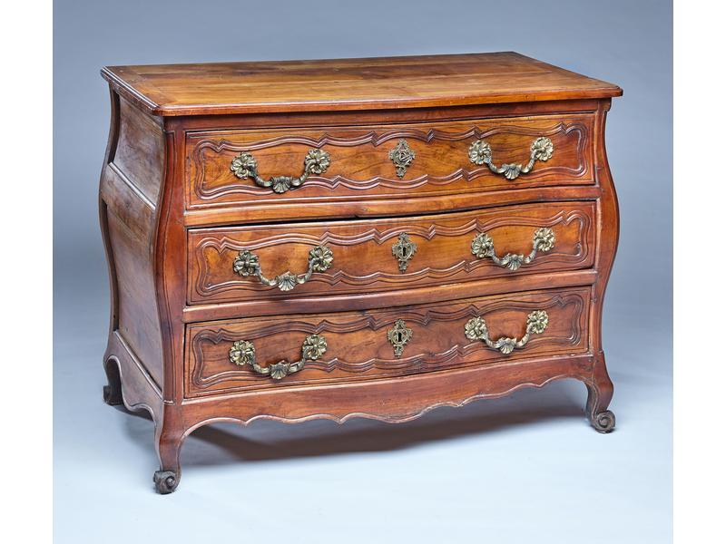 COMMODE de forme tombeau en noyer mouluré,...