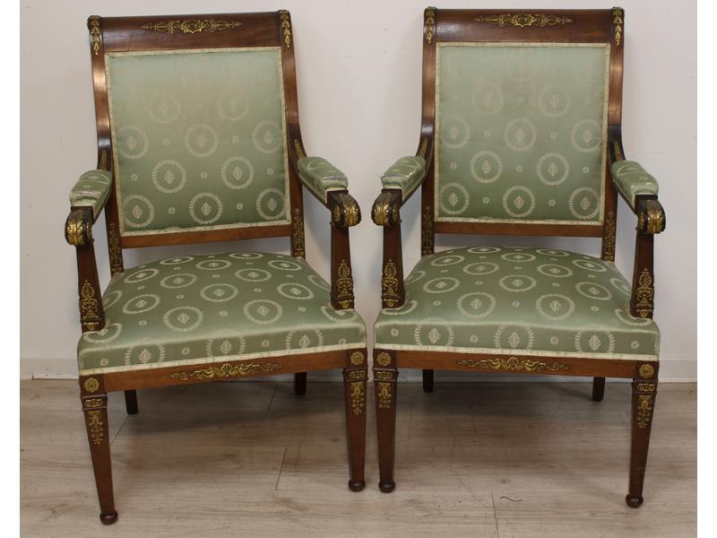 PAIRE DE FAUTEUILS en acajou et placage d'acajou,...