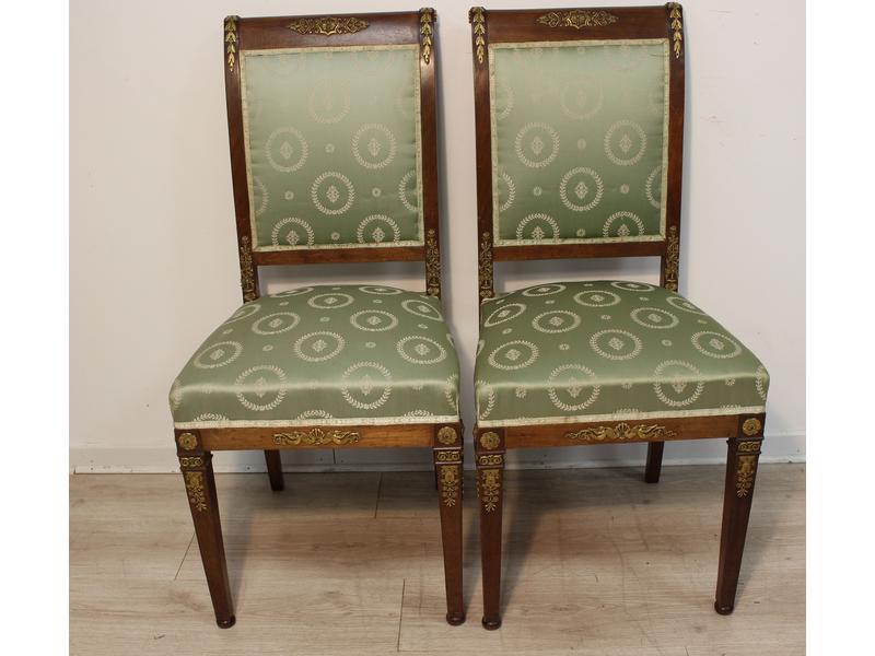 PAIRE DE CHAISES en acajou et placage d'acajou,...