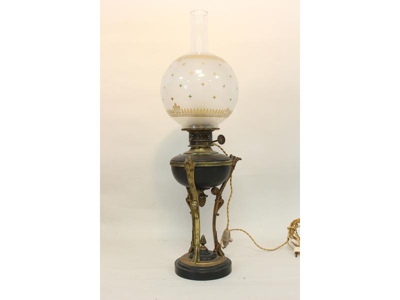 LAMPE A PETROLE en bronze et tôle à trois...