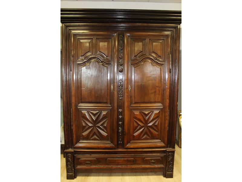 ARMOIRE-PANTALONNIERE en chêne et noyer cirés...