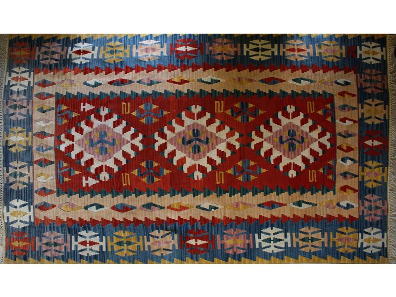 TAPIS KILIM rectangulaire à fond rouge à...