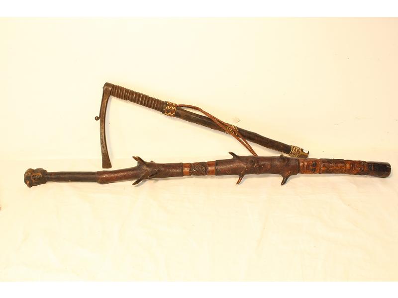 SCEPTRE-MACHETTE (?) en fer battu, manche...