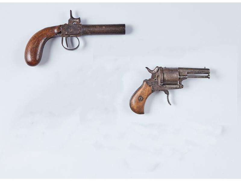 DEUX ARMES A FEU :