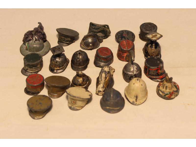 ENSEMBLE DE 23 CHAPEAUX miniature en plomb,...