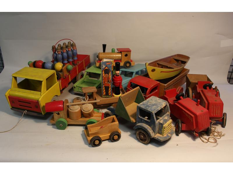 ENSEMBLE DE JOUETS en bois peint, comprenant...