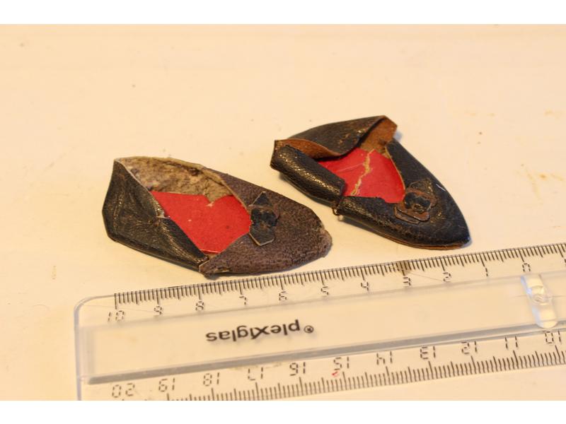 PAIRE DE CHAUSSURES DE POUPEE en cuir no...