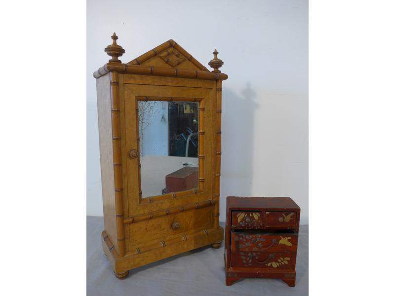 ARMOIRE DE POUPEE en pin et placage d'érable...