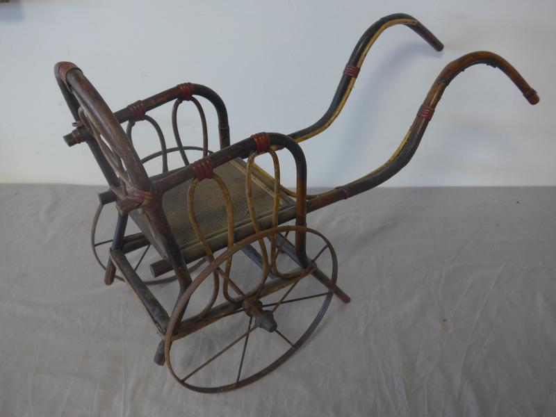 CHAISE A TRAINER de poupée en bois courbé...