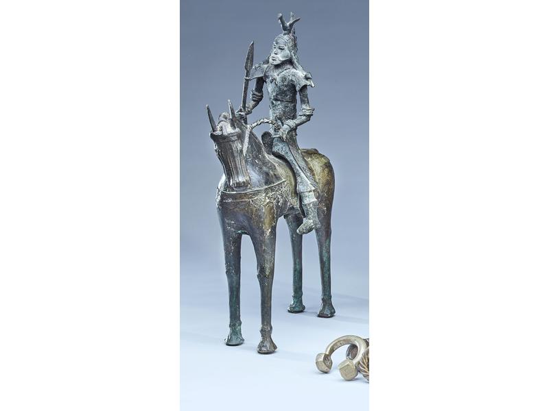 GRAND CAVALIER SUR SON CHEVAL en bronze à...