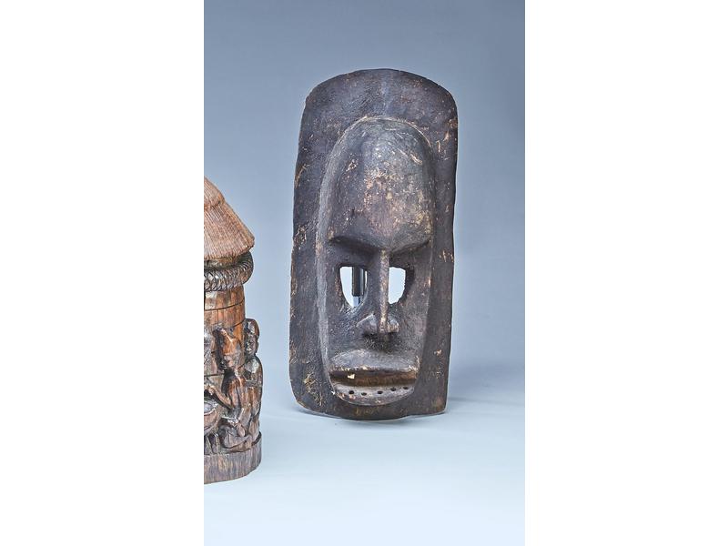 MASQUE en bois sculpté avec patine terreuse...
