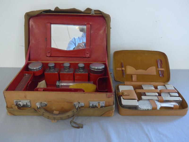 VALISE DE TOILETTE en cuir brun intérieur...