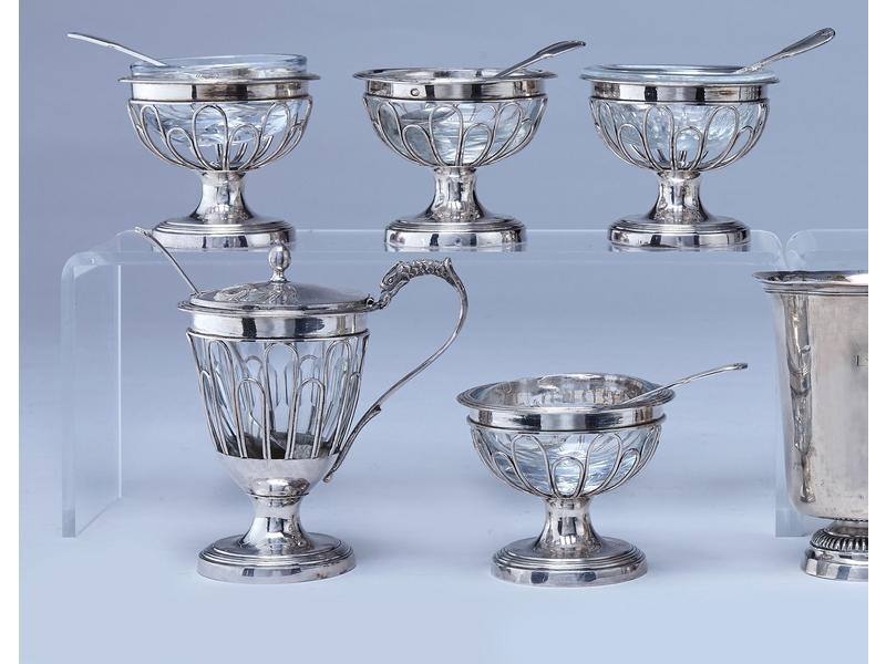 NECESSAIRE DE TABLE en argent, comprenant...