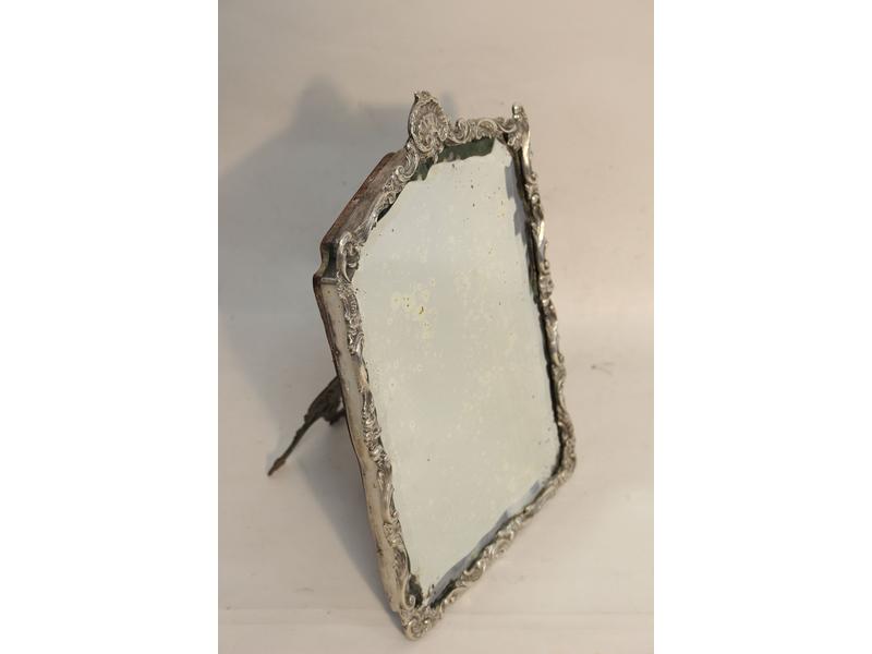 NECESSAIRE DE TOILETTE monté argent, comprenant...