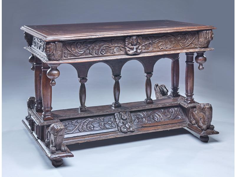 TABLE en noyer et chêne ciré, la ceinture...