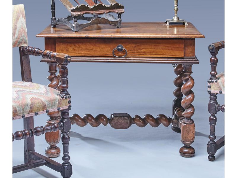 TABLE BUREAU en noyer ouvrant à un tiroir...