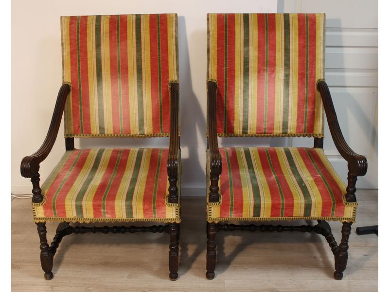 PAIRE DE LARGES FAUTEUILS en bois à haut...