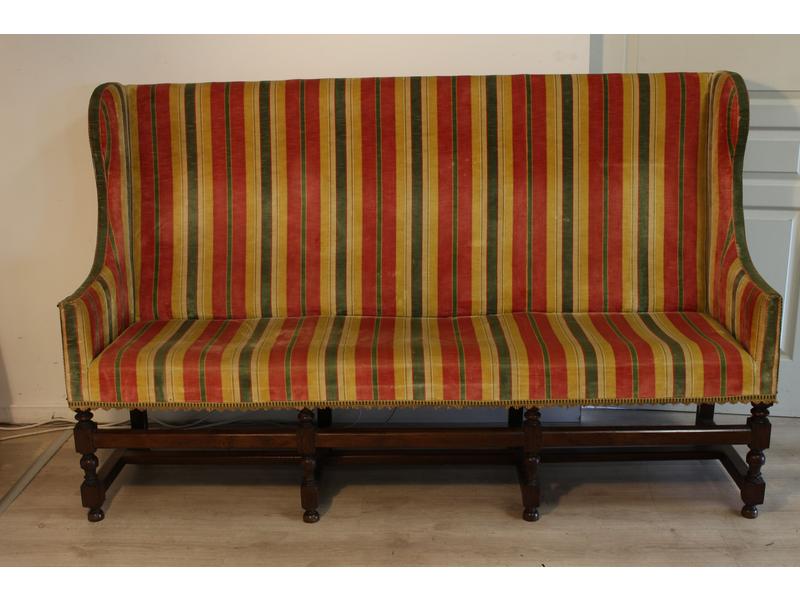 BANQUETTE en noyer mouluré à dossier droit...