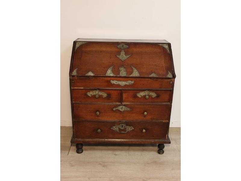 BUREAU SCRIBAN en noyer, ouvrant à un abattant...