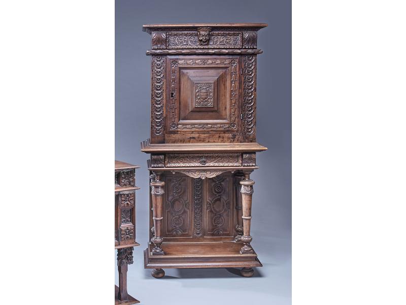 CABINET-DRESSOIR en noyer mouluré et sculpté...