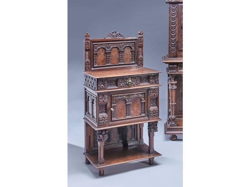 PETIT MEUBLE A GRADIN en chêne et noyer sculpté...