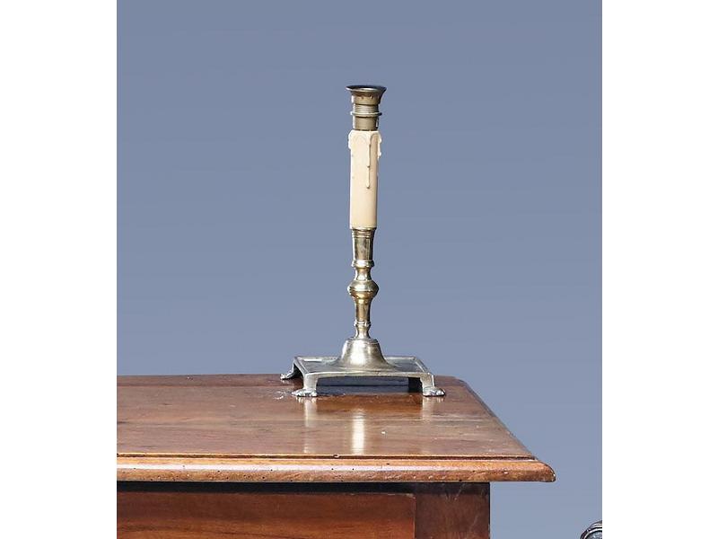 FLAMBEAU en laiton de forme balustre, base...
