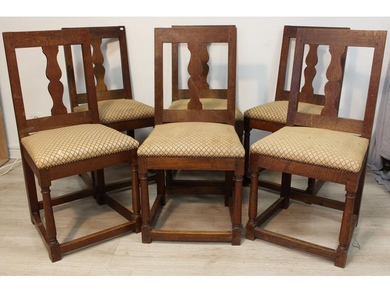 SUITE DE SIX CHAISES en chêne mouluré.