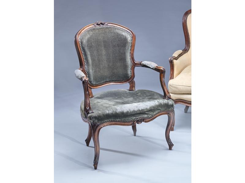 FAUTEUIL cabriolet en noyer mouluré et sculpté...