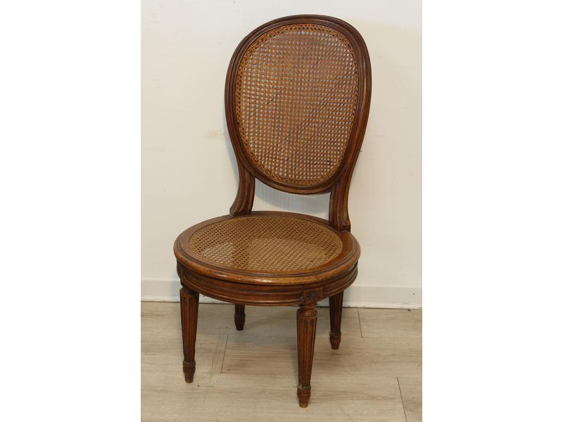 CHAISE CHAUFFEUSE en hêtre teinté mouluré,...