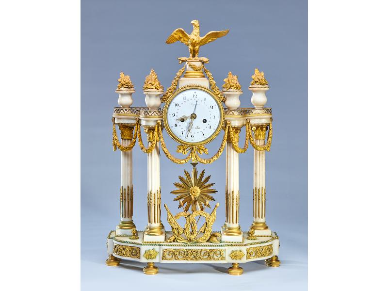PENDULE portique en marbre blanc et bronze...