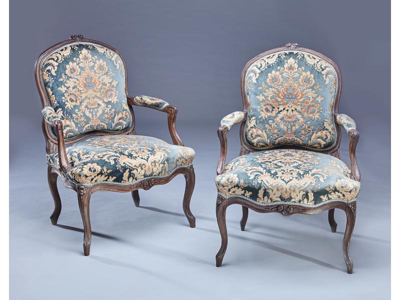 PAIRE DE FAUTEUILS à dossier plat violoné...