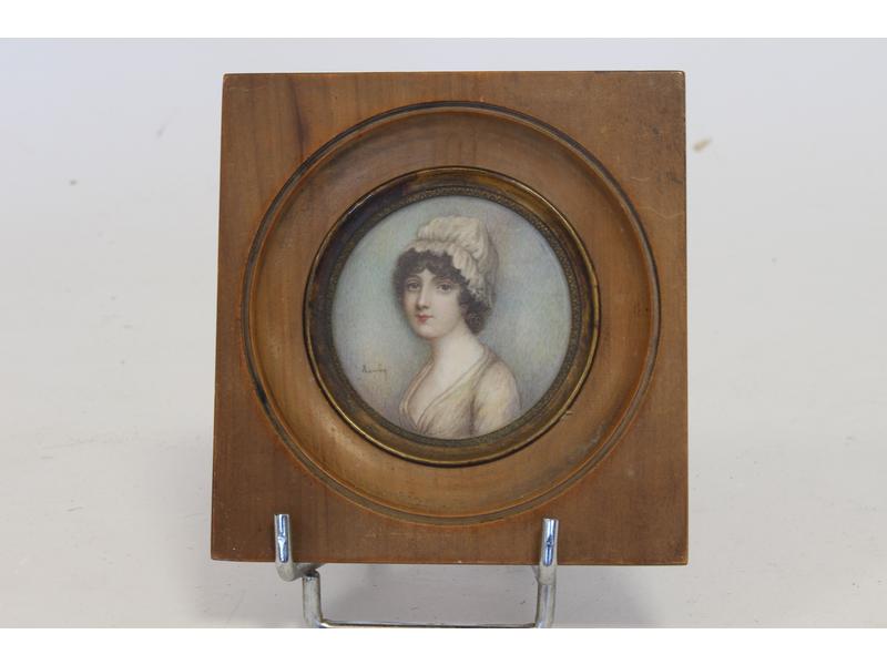 MINIATURE ronde du ivoire représentant une...