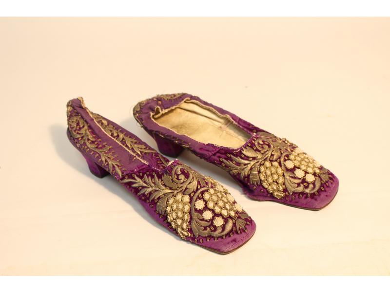 PAIRE DE CHAUSSURES ou MULES en soie mauve...