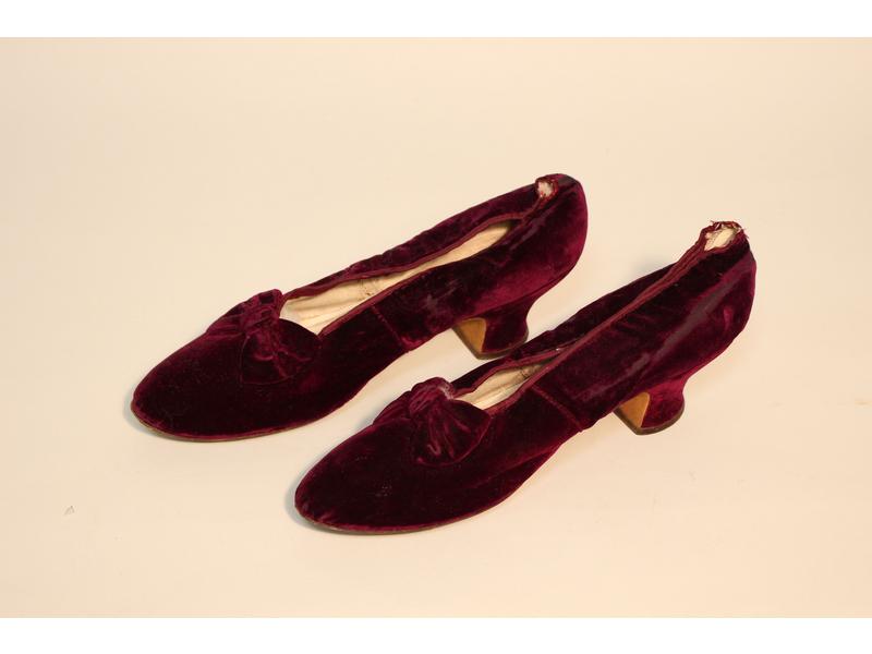 PAIRE D'ESCARPINS en velours rouge lie-de-vin...
