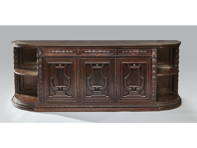 ENFILADE à l'anglaise, en chêne teinté, mouluré...