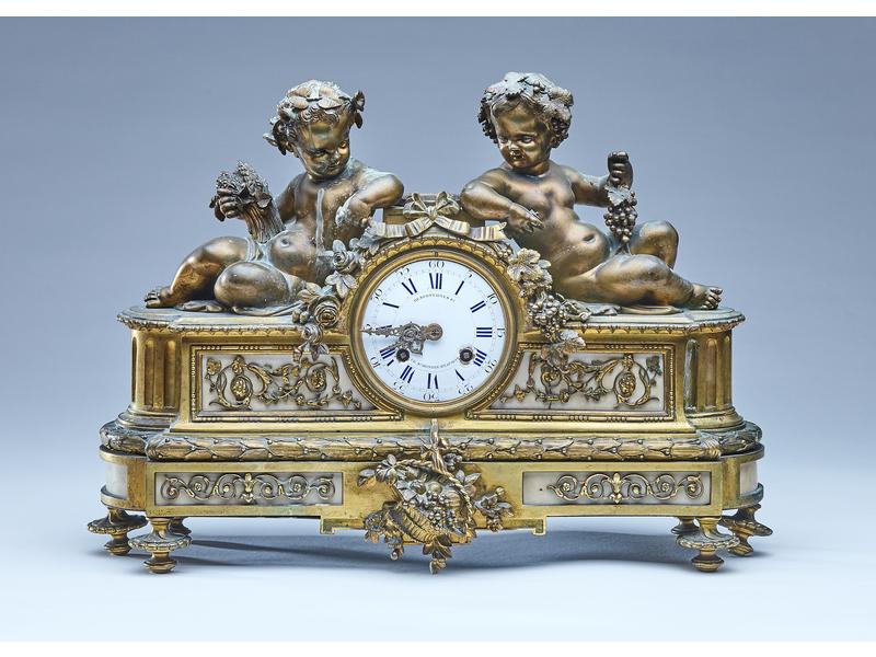 PENDULE BORNE en bronze à décor de deux putti,...