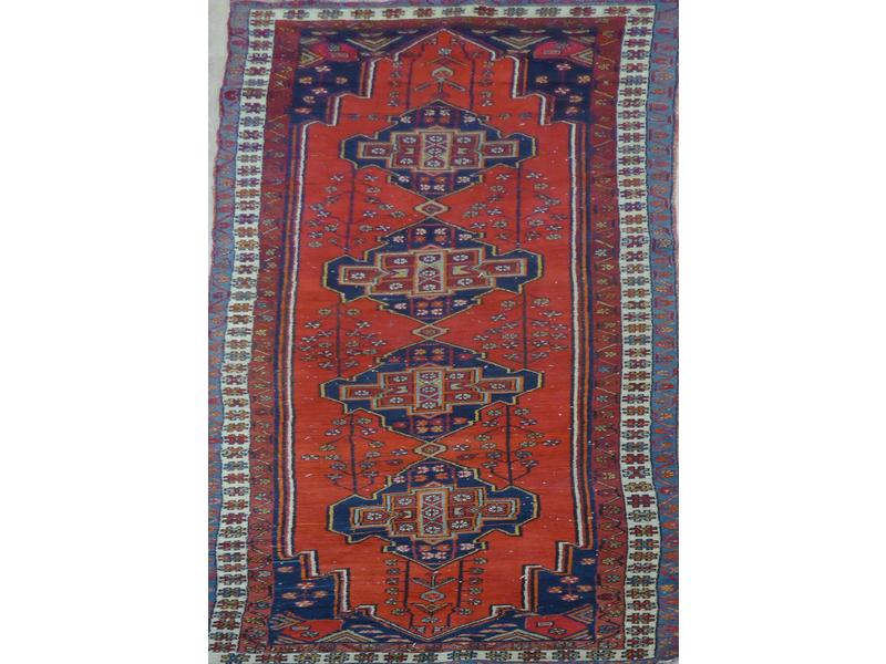 TAPIS GALERIE en laine à décor de quatre...