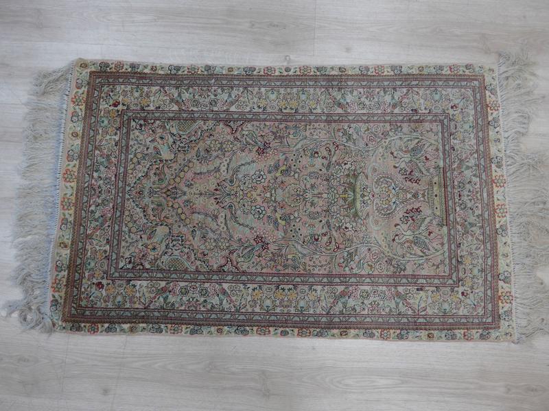 TAPIS en soie à décor d'oiseaux branchés...
