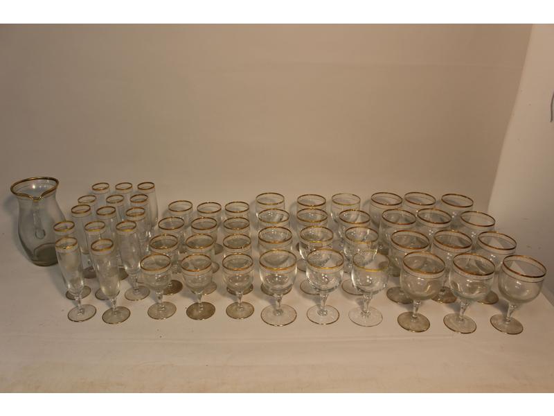 PARTIE DE SERVICE DE VERRES à pieds en cristal...