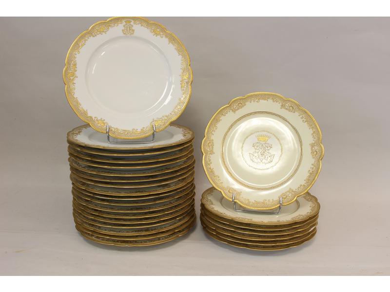 PARTIE DE SERVICE en porcelaine blanche peinte...